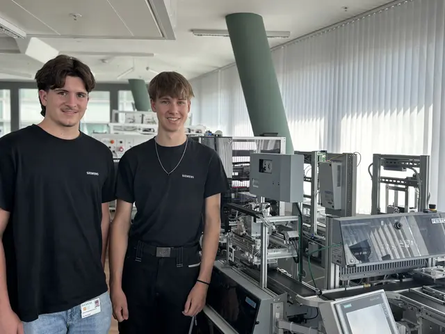 Leonard Taraba (l.) und Max Weismeier sind Lehrlinge bei Siemens. Bei der Ausbildungsstelle seien ihre Erwartungen an ihre Lehre übertroffen worden.  | Foto: Michael Marbacher/MeinBezirk