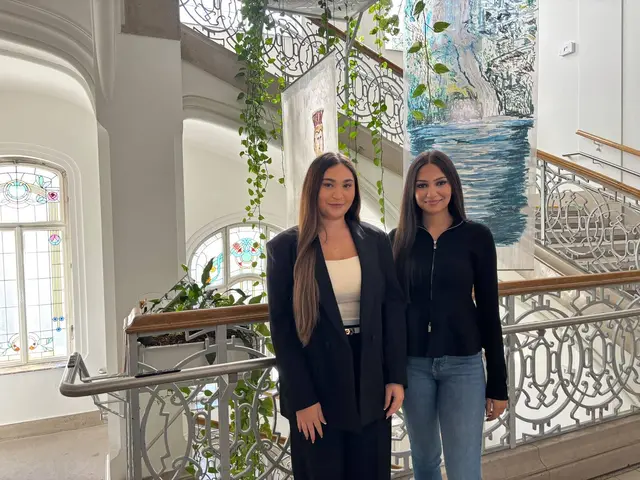 Larissa Markovic und Ana Joksimovic möchten ihre Ausbildung bei der Stadt Wien erfolgreich abschließen. | Foto: Pia Rotter/MeinBezirk