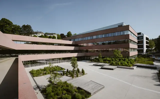 Die institutseigene Bibliothek des ISTA befindet sich im Erdgeschoss des 2022 eröffneten rosafarbenen Sunstone Building. | Foto: Anna Stöcher ISTA