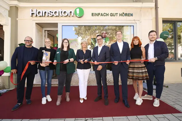 v.l.n.r. Olaf Matthias (Gebietsleiter Wien), Denise Sandhofer (Hörakustikerin in Ausbildung), Melanie Zimmermann (Fachgeschäftsleiterin und Hörakustik-Meisterin), Elisabeth Böhm (Bürgermeisterin), Thomas Perissutti (Geschäftsführer), David Wanderer (Gebietsleiter NÖ &amp; Bgld), Irene Rieber (Leiterin Kommunikation), Christian Heise (Vertriebsleiter) | Foto: Martin Hörmandinger Photography