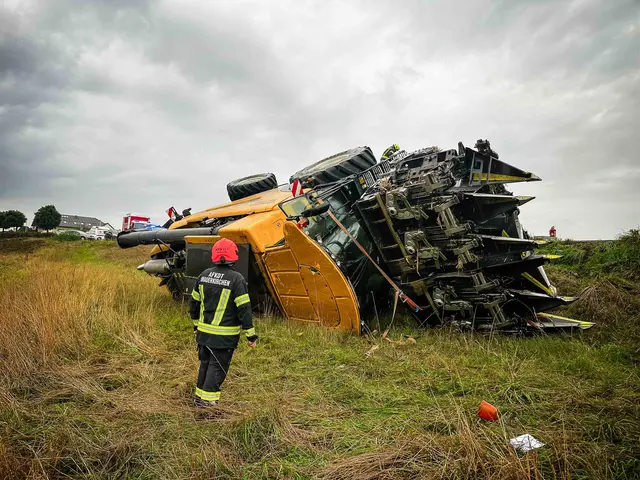 Feuerwehrleute befreien eine Person aus dem schweren Erntefahrzeug. | Foto: Daniel Scharinger