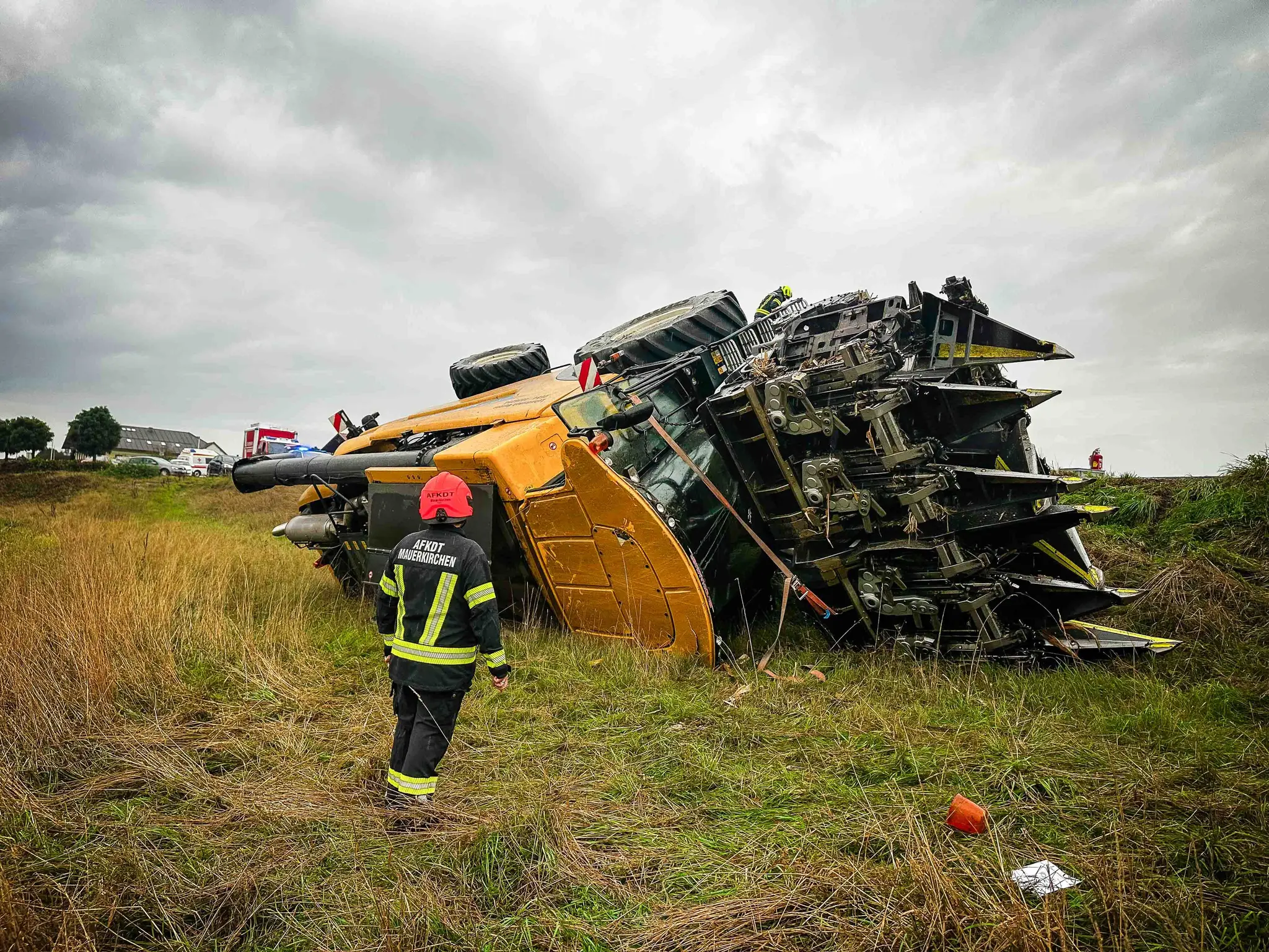 Fire brigade operation in Burgkirchen: Corn harvester overturned - | ...