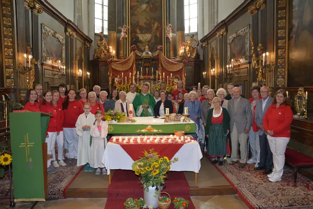 Beim Gottesdienst: Martina Kronsteiner, Lisa Hirsch, Judith Fux, Jasmin Hell, Petra Schinko, Kremena Mauritz, Daniela Spenker Rosalie und Liliane Merzdovnik, Renate Schöller, Franz Friedreich, Johann Harrer, Gerti Ziselsberger, Emma Würtl, Direktor Hannes Ziselsberger, Pfarrer Kazimierz Tyrka, Elisabeth Pamperl, Vizebürgermeisterin Margit Auer, Regionalleiter Erwin Silberbauer, Betina Deim, Robin Weixlbraun, Monika Becirovic, Margarethe Baumgartner, Brigitta Suchy, Karina Baumgartner, Natascha Bittner, Martina Bauer, Hilda Brandl, Herma Handl, Elfrida Weber, Heinz Kugler, Josef Würtl, Herta Bauer, Karl Hirsch und Dagmar Zotter | Foto: Caritas