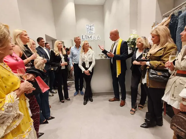 Dompfarrer Toni Faber erteilt Isabelle Heindls neuer Boutique LIMAA den göttlichen Segen. | Foto: Mathias Kautzky/MeinBezirk