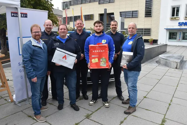 Ortschef Christoph Artner schaute auch vorbei: Neben Philipp Harold, Sascha Pospischil, Jürgen Kaiser, Koray Schober, Christoph Bieder und Martin Dellinger.  | Foto: Müller