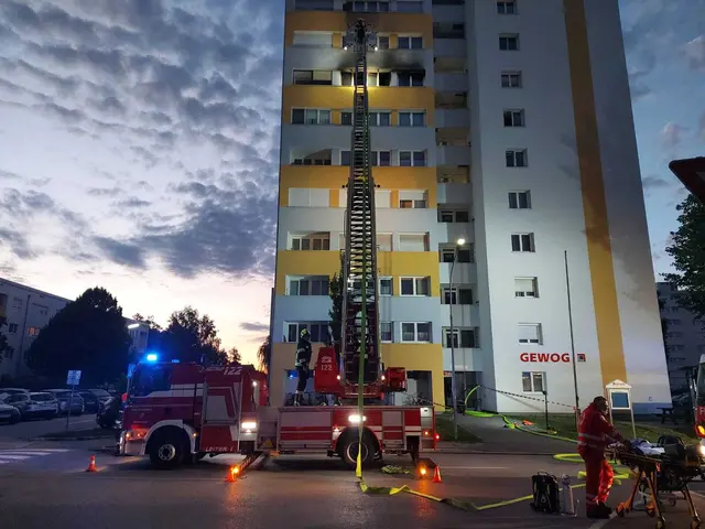 Feuerwehreinsatz in Braunau: Mit der Drehleiter erreichen die Einsatzkräfte auch hohe Gebäude. | Foto: Freiwillige Feuerwehr Braunau