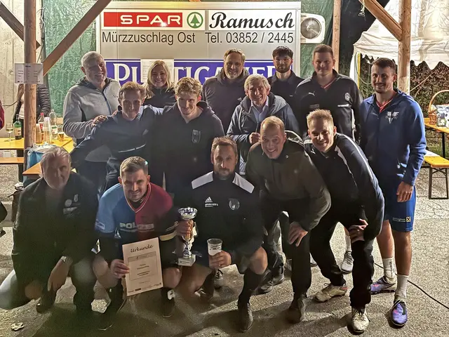 So sehen Sieger aus: Die Polizei Mürzzuschlag holte sich heuer beim 13. Benefizfußballturnier den ersten Platz. | Foto: Tautscher
