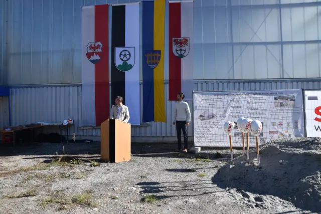 "Für mich ist es wichtig, dass ausschließlich Betriebe aus der näheren Region gewählt wurden", betonte Verbandsobmann und Bgm Andreas Gang im Rahmen des Spatenstichs.  | Foto: Barbara Fluckinger