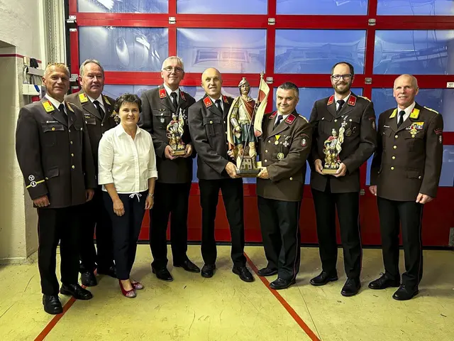 Vertreter der Feuerwehren und der Gemeinde bei der Übergabe des restaurierten Heiligen Florian.  | Foto: BFVMZ