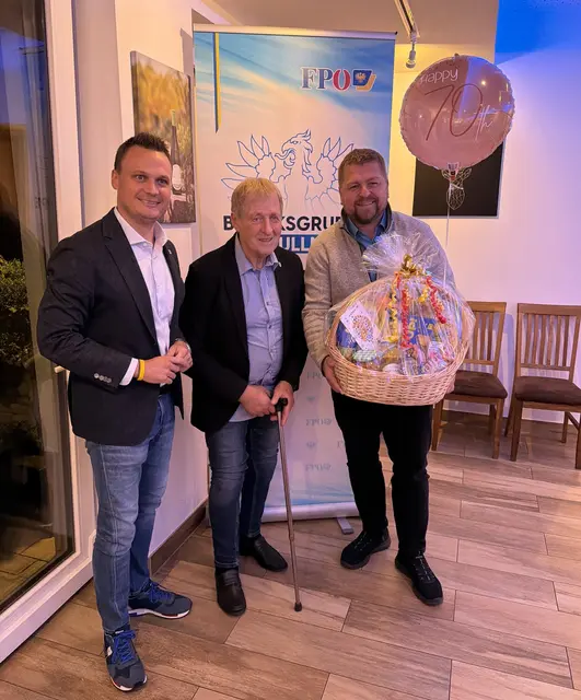 Landtagsabgeordneter Andreas Bors und Bundesrat Andreas Spanring überreichten Walter Högl einen Geschenkskorb sowie Thermengutscheine. | Foto: FPÖ