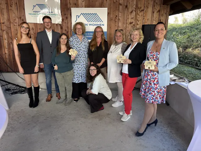 Die Geschäftsführerin von Verein Wohnen, Patricia Grünauer (3.v.li.) konnte zahlreiche Bewohner, Mitarbeiter und Ehrengäste empfangen. | Foto: Tanja Handlfinger