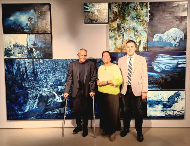 Am Freitag wurde die Ausstellung "DEEP" des Künstlers Bruno Wildbach im KulturQuartier Leoben eröffnet. Im Bild mit Kuratorin Susanne Leitner-Böchzelt und Kulturreferent Johannes Gsaxner (v. l.) | Foto: leopress