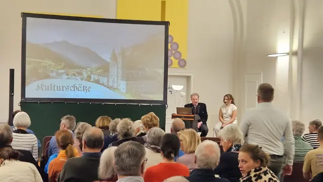 Einen Einblick in die kunsthistorische Vergangenheit des ehemaligen Stiftes und der Stiftskirche geben Jörg Strohmann und Anna Schürrer. | Foto: Anna Schürrer