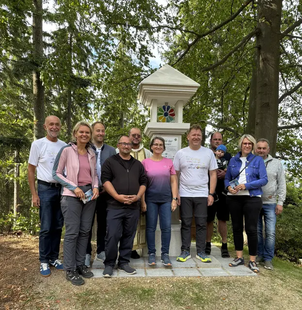 Bgm. Josef Schaden, Bezirkshauptfrau Renate Giller-Schilk, Bgm. Patrick Layr, Georg Kreuter, Pater Matthäus, Bgm. Elisabeth Wachter, Markus Peham, Patrick Zeilinger mit Jakob, Vbgm. Petra Zimmermann-Moser und Hermann Zeilinger
 | Foto: Marktgemeinde Großschönau