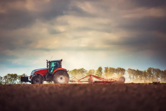 Bei Feldarbeiten beschädigte ein Landwirt ein Erdkabel. | Foto: valio84sl/smarterpix