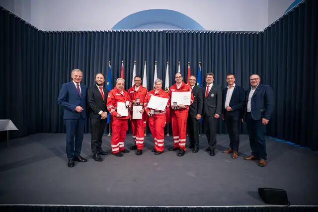 Ehrengäste gratulierten den geehrten Rettungskräften Franz Bachl, Thomas Mayr, Manuela Stimmeder (aus dem Bezirk Rohrbach, Rotes Kreuz Urfahr-Umgebung) und Martin Gossenreiter. Nicht im Bild: Mario Kneidinger. | Foto: Land OÖ/MM
