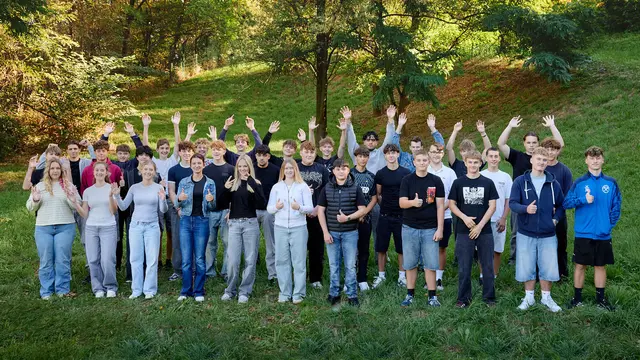 38 Jugendliche freuten sich über ihren ersten Lehrtag in Lenzing. | Foto: Roman Groesswang