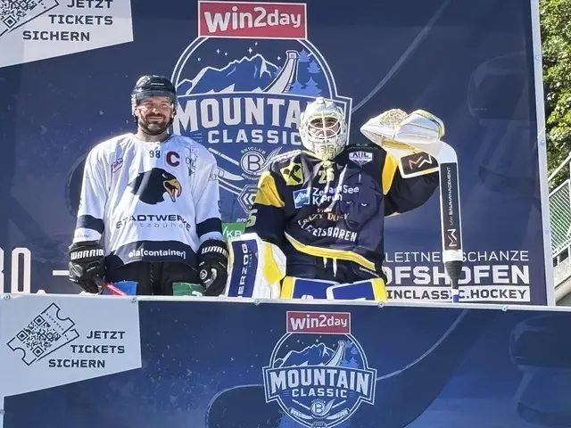 Zum Auftakt treffen die Adler Kitzbühel auf die EK Zeller Eisbären. Im Bild sind Jan Lattner und Alexander Schmidt zu sehen. | Foto: Christian Amtmann