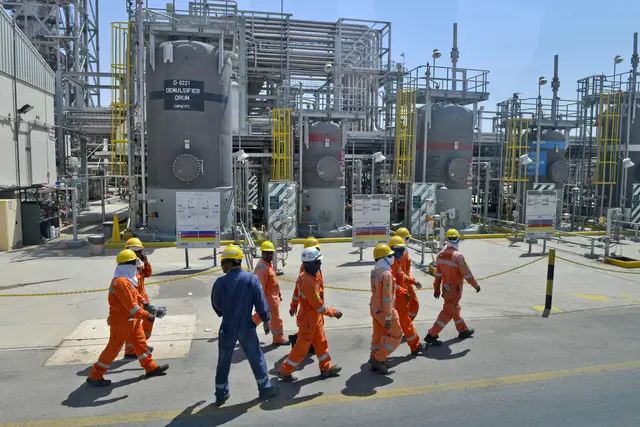 Beschäftigte des Ölkonzerns Aramco in der saudischen Aufbereitungsanlage Khurais. (Archiv) | Foto: APA-Images / AFP / FAYEZ NURELDINE
