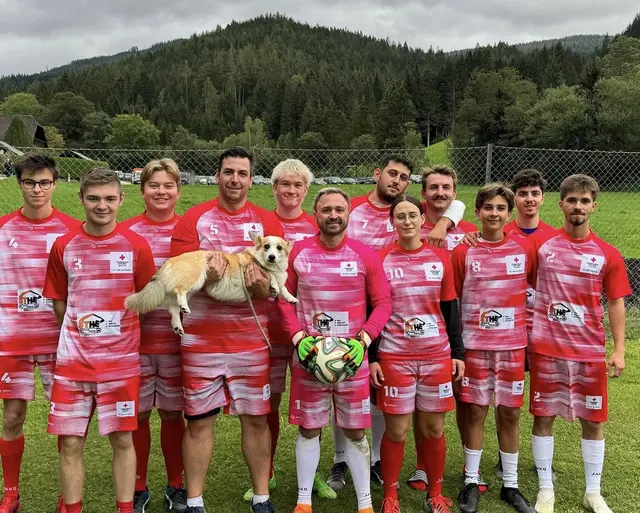 Die Spielerinnen und Spieler vom Roten Kreuz Mürzzuschlag samt lebendigem Maskottchen.  | Foto: Raiffeisenbank Mürztal