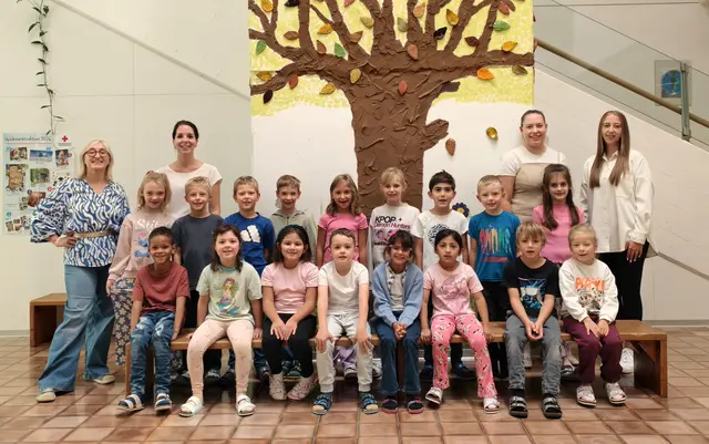 2026 Volksschule Zwentendorf 1a mit Direktorin Monika Nikowitz und Lena Rauscher sowie Klassenlehrerin Lena Brönimann und Freizeitpädagogin Svenja Blauensteiner. | Foto: Christian Nowotny