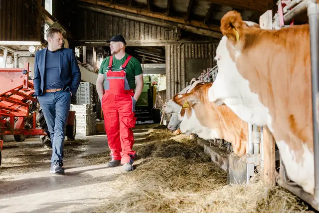 Umwelt-Landesrat Stefan Kaineder (l.) mit Landwirt Herwig Kerschbaummayr aus Sandl. | Foto: Land OÖ/Werner Dedl