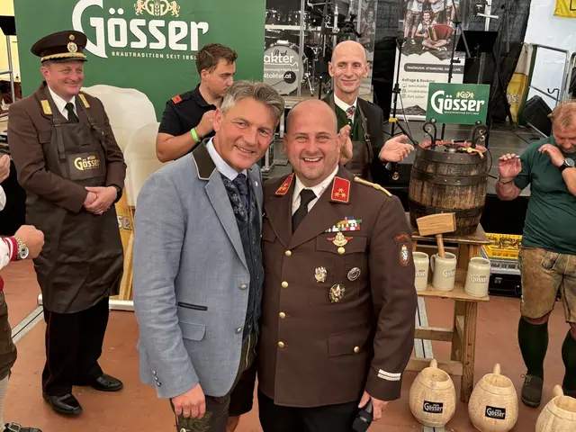 Bgm. Albert Brunner mit Kommandant Dieter Horn.
