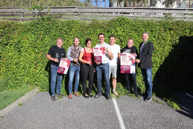 Die Tieschener Winzer und Bgm. Martin Weber (r.) bereiten sich auf das Kellergasslfest vor | Foto: MeinBezirk/Herwig Brucker