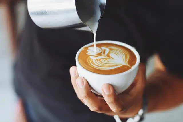 Die Falstaff-Redaktion hat 891 Adressen in allen neun Bundesländern bewertet und kürt die besten Kaffeehäuser Österreichs (Symbolfoto) | Foto: stock.adobe.com/at/chayathon2000