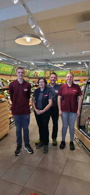 Andrea Binder und Herbert Krickl bilden die Lehrlinge aus.  | Foto: Spar Traisen