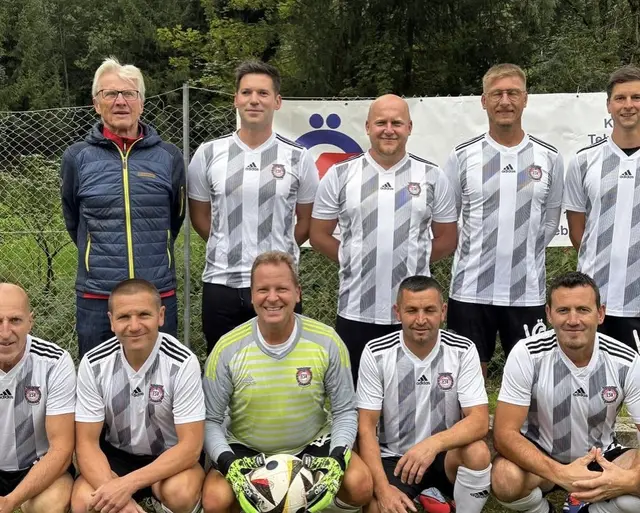 Die ESV Legenden Mürzzuschlag. | Foto: Raiffeisenbank Mürztal