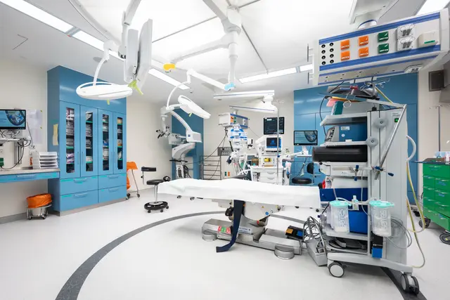 Rund ein Jahr dauerte es, die modernen OP-Räume im Krankenhausgebäude aus den 1970ern zu errichten.  | Foto: David Bohmann/WIGEV