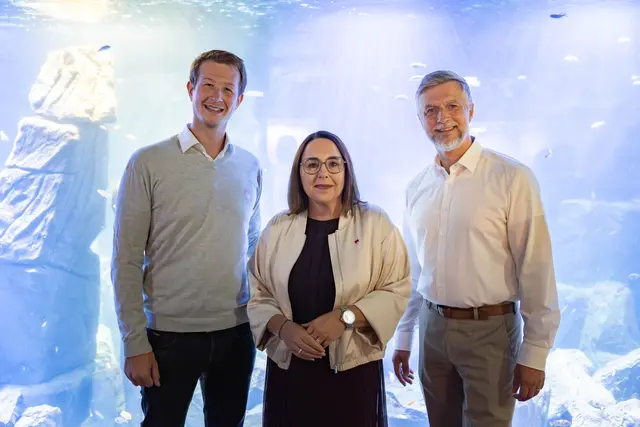 Jeff Schreiner (l.), Zoodirektor des Hauses des Meeres, zeigt sich zufrieden. | Foto: Sade Jerabek/MeinBezirk