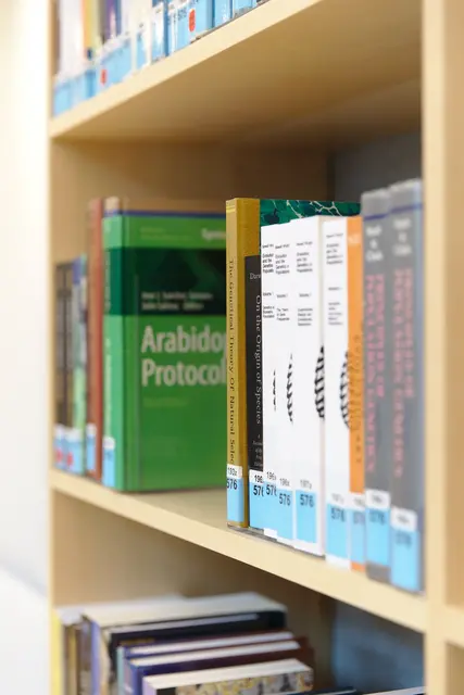 Fachbücher in der Bibliothek des ISTA im Sunstone Building des Campus. | Foto: ISTA