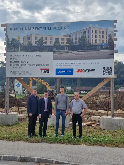Am Bild: Bürgermeister Thomas Altof, Martin Sutter (Sparkasse Neuhofen), Sebastian Brunner - Brunnerbau und Johann Mayr - Grundeigentümer.

 | Foto: Gemeinde Pucking