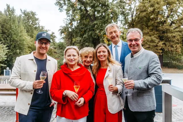 Festlicher Abschluss der Eventrehe in Grafenegg.
Sascha Böhm, biobauernhof.at; Eva Mörwald, Martha Pregesbauer, Magdalena Haas-Allram, Weingut Allram; Gottfried Pichler, Geschäftsführer Waldland; Tom Bauer, Destination Waldland GmbH. | Foto: Waldviertel Tourismus/Matthias Streibel