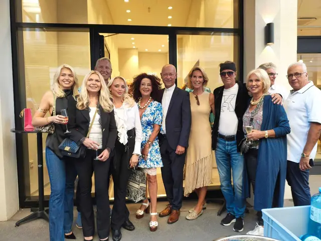 Unternehmerin Isabelle Heindl (4.v.l.) feierte die Eröffnung ihrer zweiten Mode-Boutique LIMAA in den Tuchlauben 13. Mit dabei auch ihr stolzer Vater Andreas Heindl (3.v.l.), Christina Lugner (5.v.l.), Toni Faber (6.v.l.) und Martin Sonnleitner (4.v.r.). | Foto: Mathias Kautzky/MeinBezirk