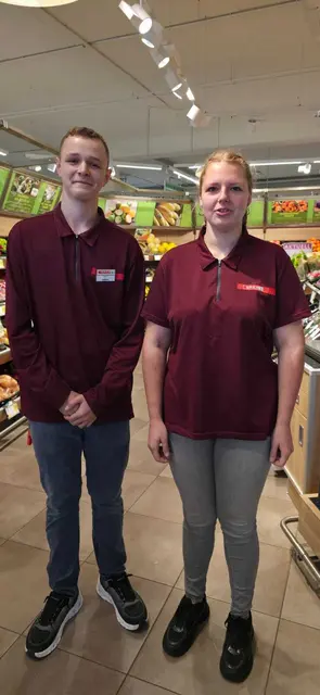 Celine Ullmann ist im 3. Lehrjahr sie sagt: "Ich arbeite sehr gerne im sozialen Umfeld." Elias Dunjamoli ist ebenfalls im 3. Lehrjahr, er schätzt die Zusammenarbeit mit Chef und Mitarbeiter sehr.  | Foto: Spar Traisen