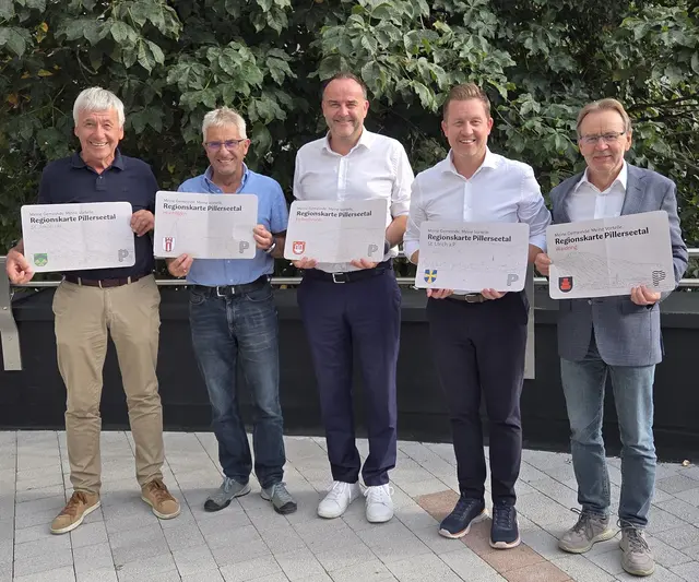 Die 5 Bürgermeister des Pillerseetales mit dem Layout der neuen Regionskarte. | Foto: regio3