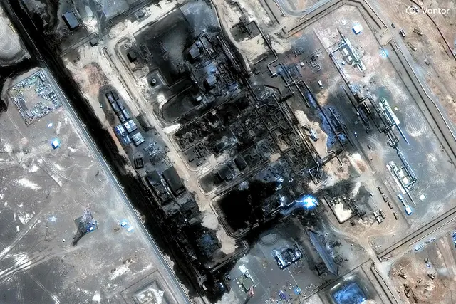 Das Satellitenbild vom 13. September zeigt Schäden an einer Pumpstation der saudischen East-West-Pipeline südöstlich von Medina. Ein Angriff hatte dort zwei Tage zuvor Brände ausgelöst. | Foto: APA-Images / AFP / Satellite image ©2026 Vantor