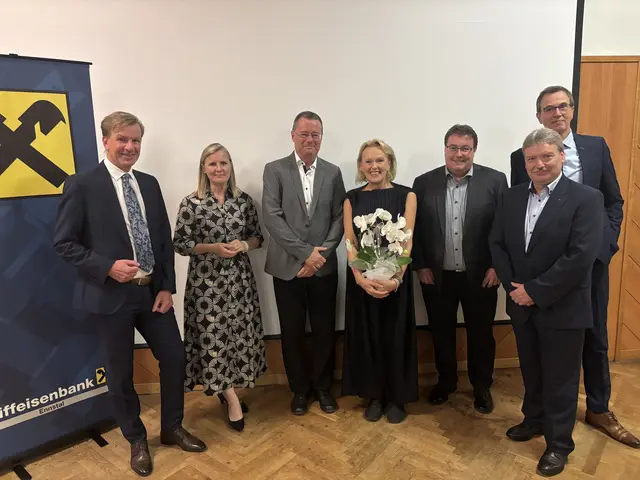 Geschäftsleiter Josef Neuhauser, Aufsichtsratsvorsitzende-Stv.in Irene Mösenbacher-Molterer, Aufsichtsratsvorsitzender Johann Auer, Hannelore Veit, Florian Grims vom Raiffeisenverband OÖ, Geschäftsleiter Harald Riglthaler und Geschäftsleiter Rudolf Niederhofer (v. li.) | Foto: RB Ennstal