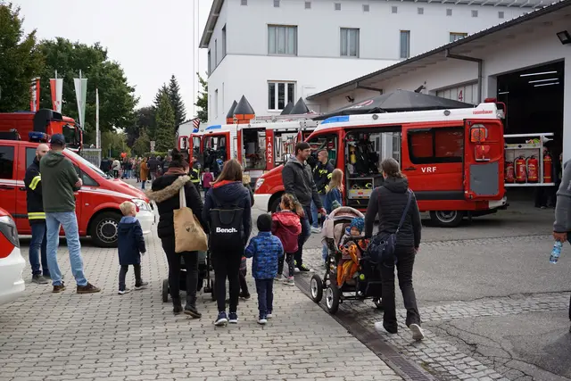 Reges Treiben beim Tag der offenen Tür: Besucher erleben Feuerwehrtechnik und Teamarbeit hautnah. | Foto: Freiwillige Feuerwehr Braunau