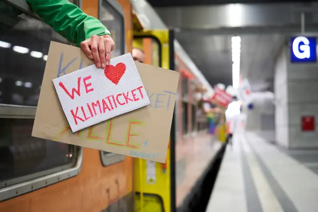 Im Jahr 2023 schaffte es Österreich beim Klimaticket-Ranking von Greenpeace noch auf einen Podestplatz. In der aktuellen Auswertung reicht es nur noch für Rang vier. Vor Österreich liegen Luxemburg, Malta und Slowenien. | Foto: Anne Barth/Greenpeace