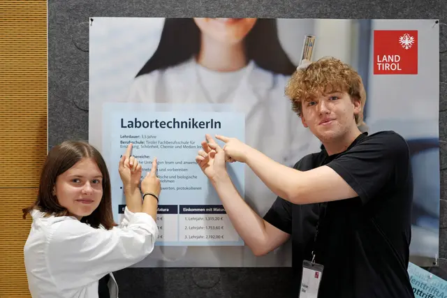Bei der Lehrlingsmesse im Innsbrucker Landhaus können sich Jugendliche, Eltern und Interessierte über die unterschiedlichen Ausbildungswege und Karrierechancen beim Land Tirol informieren. | Foto: Land Tirol/Neuner