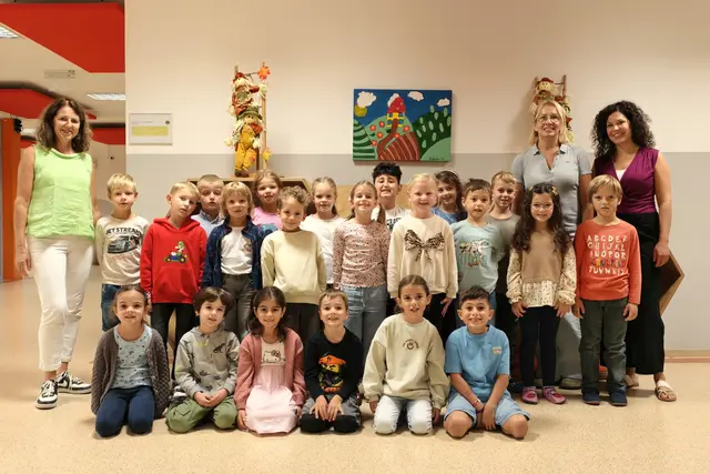2026 Volksschule Sieghartskirchen 1a mit Direktorin Martha Hollergschwandtner sowie Pädagogische Verstärkung Susanne Husner Klassenlehrerin Kerstin Rast.  | Foto: Christian Nowotny