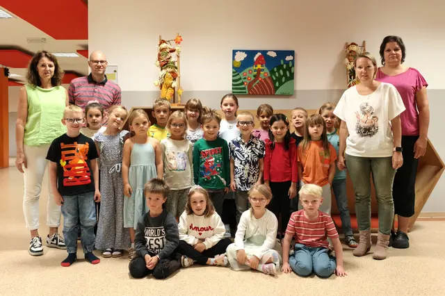 2026 Volksschule Sieghartskirchen 1c mit Direktorin Martha Hollergschwandtner, Pädagogische Verstärkung David Fohringer-Hackl, Klassenlehrerin  Simone Biri-Langthaler und Schulassistenz Michaela Marketos.  | Foto: Christian Nowotny