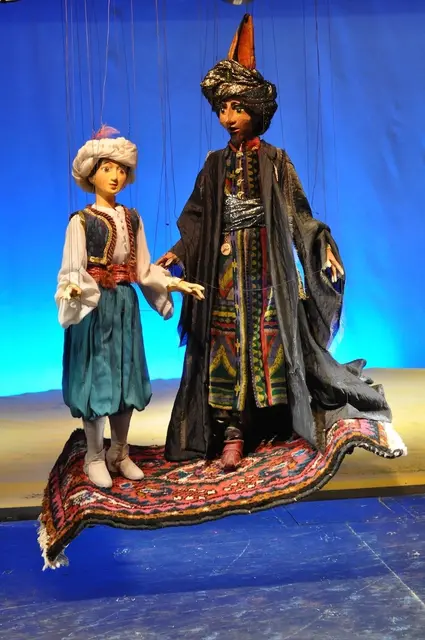 Aladdin auf dem fliegenden Teppich. | Foto: Marionettentheater Schloss Schönbrunn