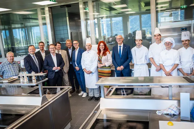 Direktor Christian Trussini-Gala (1.v.li.) führte die Anwesenden durch Räumlichkeiten der TFBS - inkl. kurzem Austausch mit Lehrkräften und Lehrlingen. | Foto: Land Tirol/Fitsch