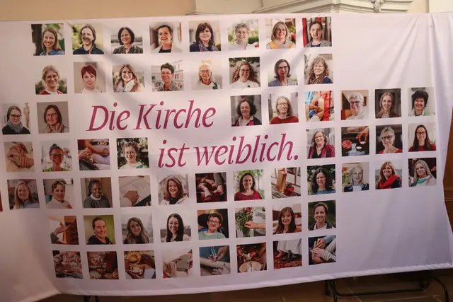 Die Fotoausstellung "Die Kirche ist weiblich" zog in den Wochen vor dem Fest viele Besucher an. Die Schau in der Stiftskirche setzte sich mit den Rollen von Frauen in Kirche und Gesellschaft auseinander.  | Foto: Rudolf Buchmair