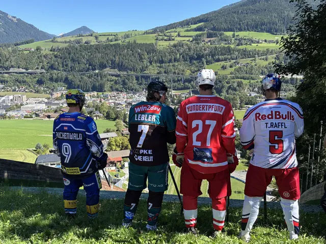 Die Eishockeyspieler richten ihren Blick respektvoll auf den Auslauf der Paul-Ausserleitner-Schanze. | Foto: Christian Amtmann